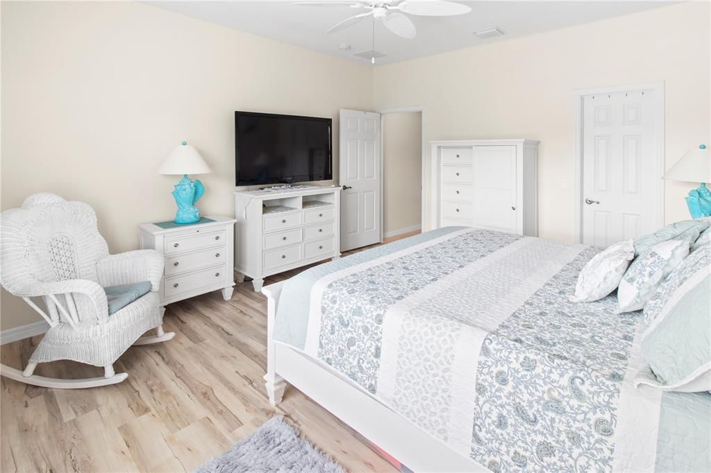 For Sale: $324,900 (2 beds, 2 baths, 1228 Square Feet)