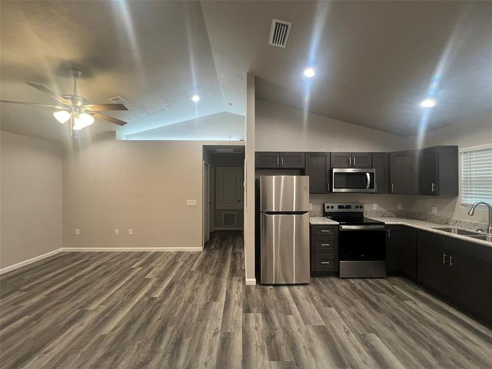 For Rent: $1,375 (2 beds, 1 baths, 800 Square Feet)