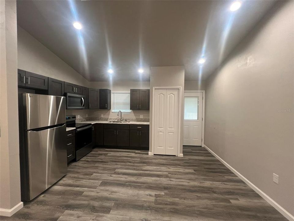 For Rent: $1,375 (2 beds, 1 baths, 800 Square Feet)