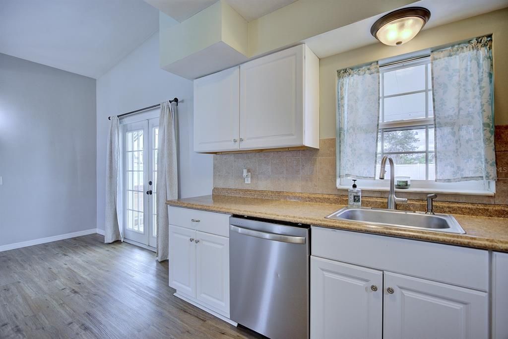 For Sale: $239,000 (4 beds, 2 baths, 1400 Square Feet)