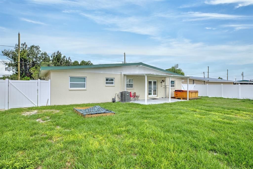 For Sale: $239,000 (4 beds, 2 baths, 1400 Square Feet)