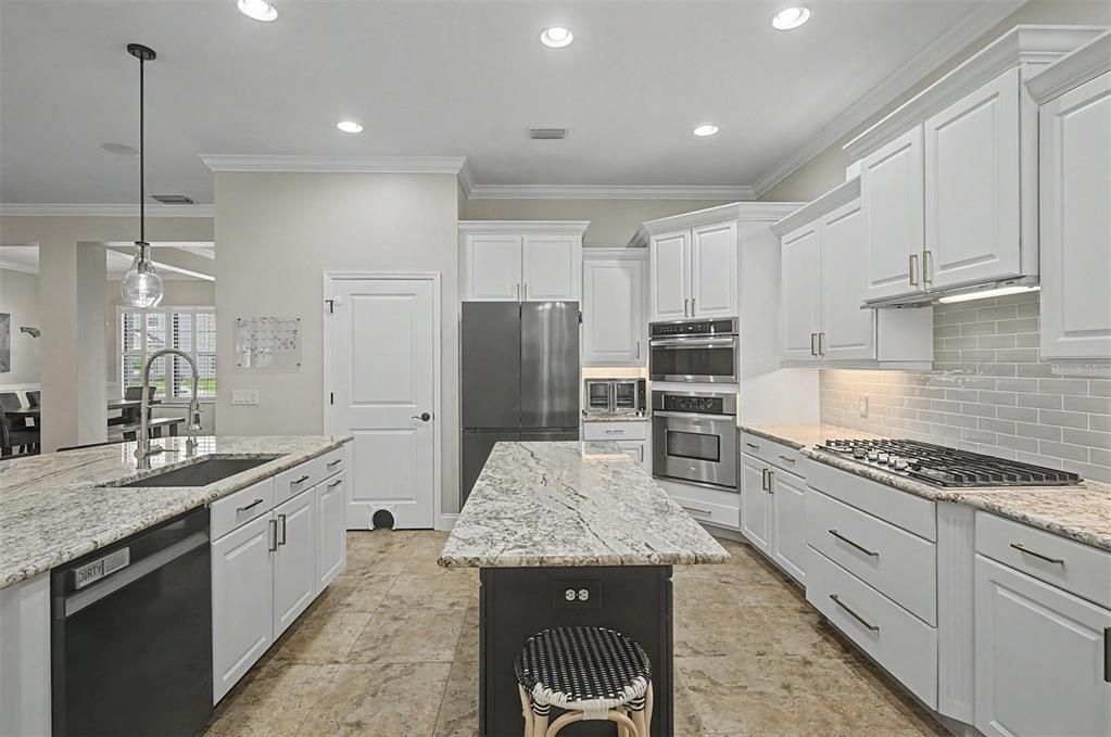 For Sale: $1,275,000 (5 beds, 3 baths, 3672 Square Feet)