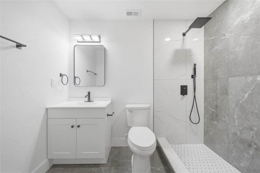 На продажу: $299,990 (3 спален, 2 ванн, 1252 Квадратных фут)