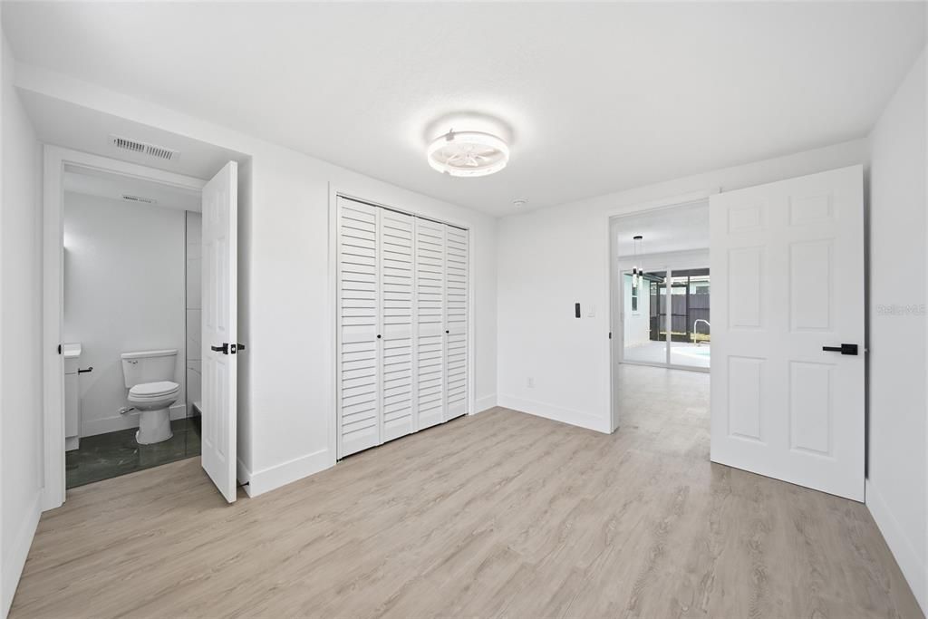 На продажу: $299,990 (3 спален, 2 ванн, 1252 Квадратных фут)