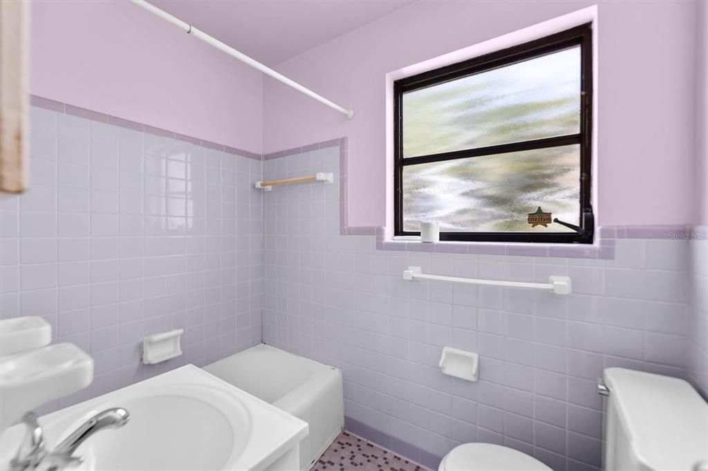 Active With Contract: $275,000 (3 beds, 1 baths, 1138 Square Feet)
