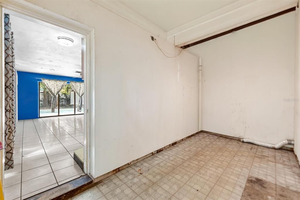 Active With Contract: $275,000 (3 beds, 1 baths, 1138 Square Feet)