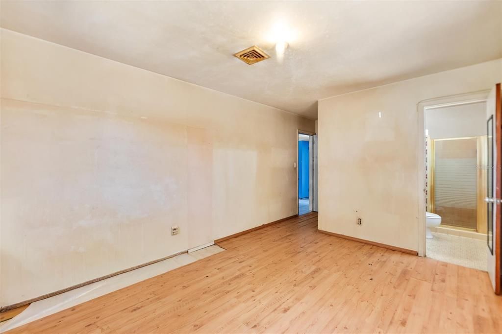 Active With Contract: $275,000 (3 beds, 1 baths, 1138 Square Feet)