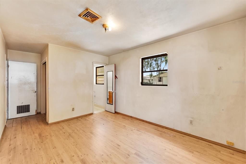 Active With Contract: $275,000 (3 beds, 1 baths, 1138 Square Feet)