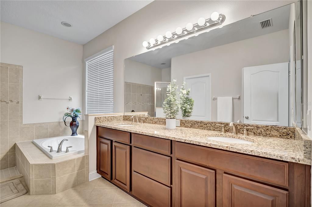 For Sale: $500,000 (4 beds, 3 baths, 2475 Square Feet)