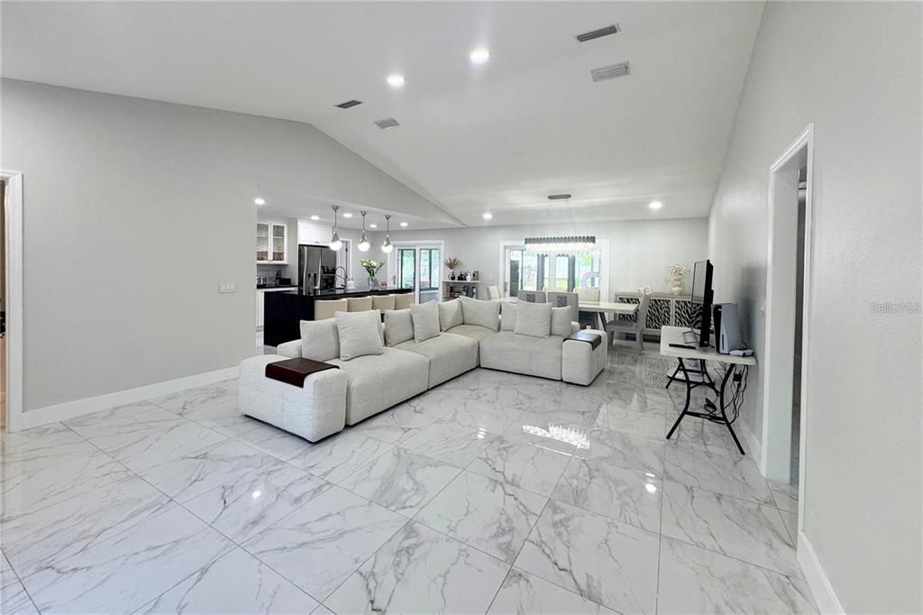 En Venta: $650,000 (4 camas, 2 baños, 2030 Pies cuadrados)