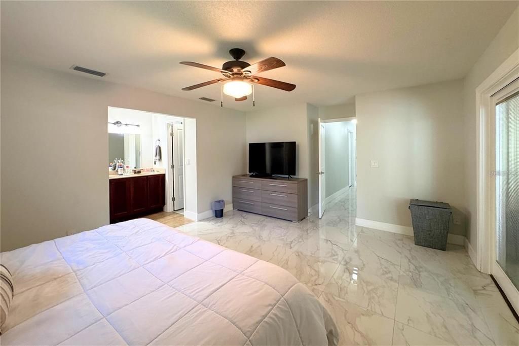 En Venta: $650,000 (4 camas, 2 baños, 2030 Pies cuadrados)