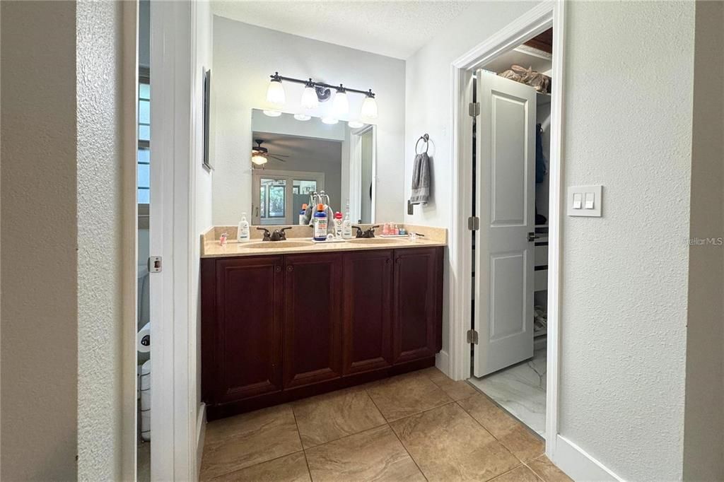En Venta: $650,000 (4 camas, 2 baños, 2030 Pies cuadrados)