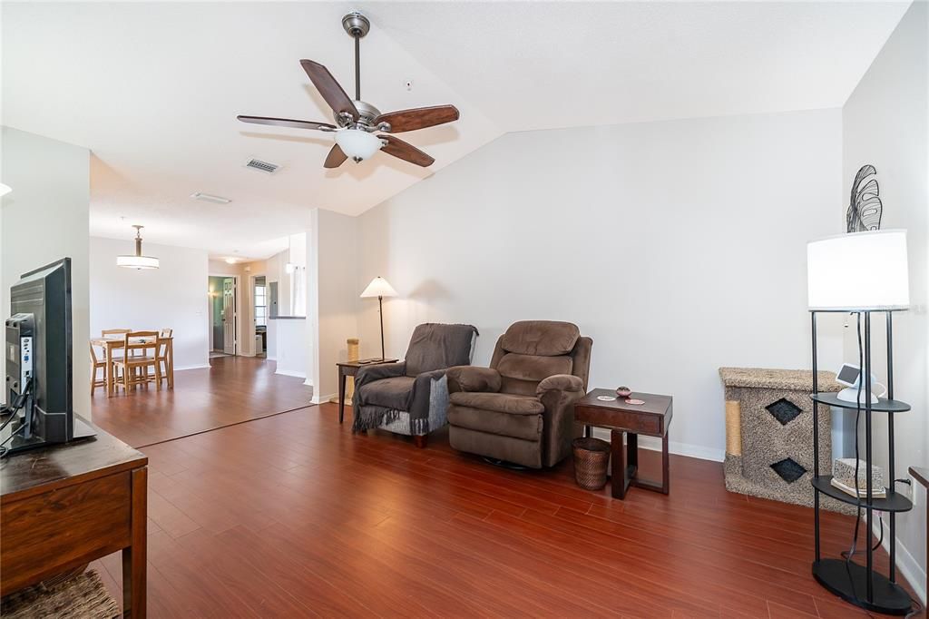 For Sale: $199,900 (2 beds, 2 baths, 1347 Square Feet)
