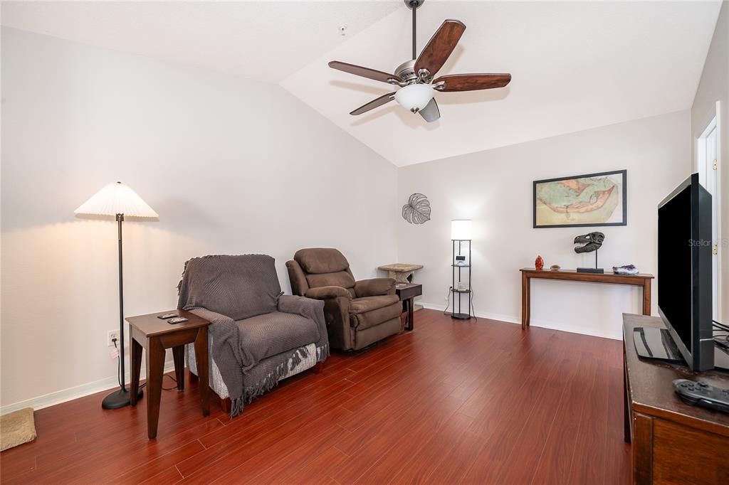 For Sale: $199,900 (2 beds, 2 baths, 1347 Square Feet)