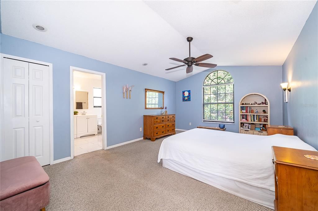For Sale: $199,900 (2 beds, 2 baths, 1347 Square Feet)