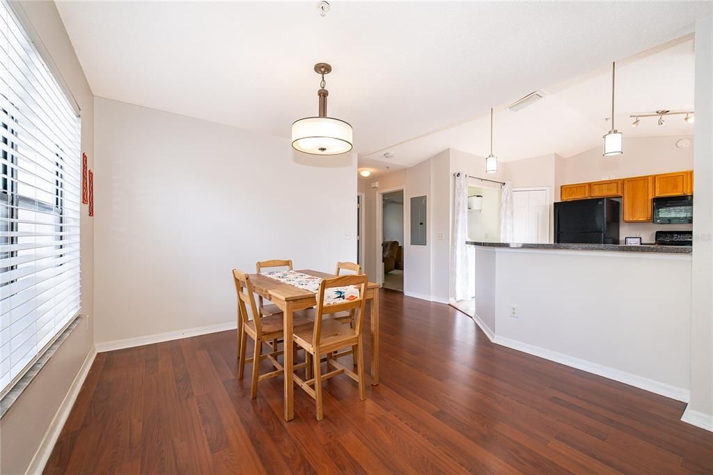 For Sale: $199,900 (2 beds, 2 baths, 1347 Square Feet)