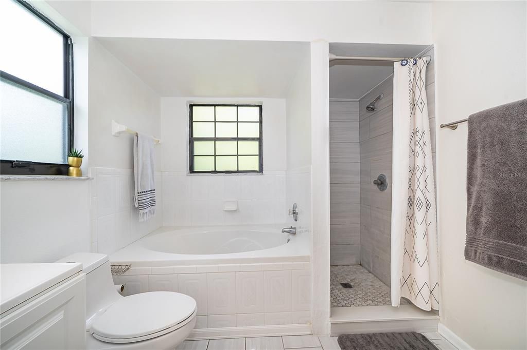 For Sale: $199,900 (2 beds, 2 baths, 1347 Square Feet)
