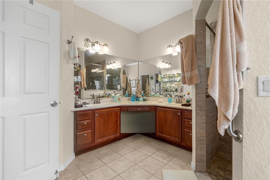 For Sale: $499,900 (4 beds, 3 baths, 2913 Square Feet)