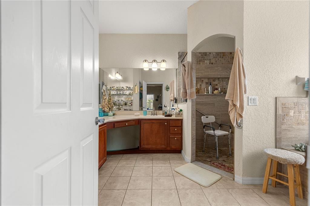 For Sale: $499,900 (4 beds, 3 baths, 2913 Square Feet)