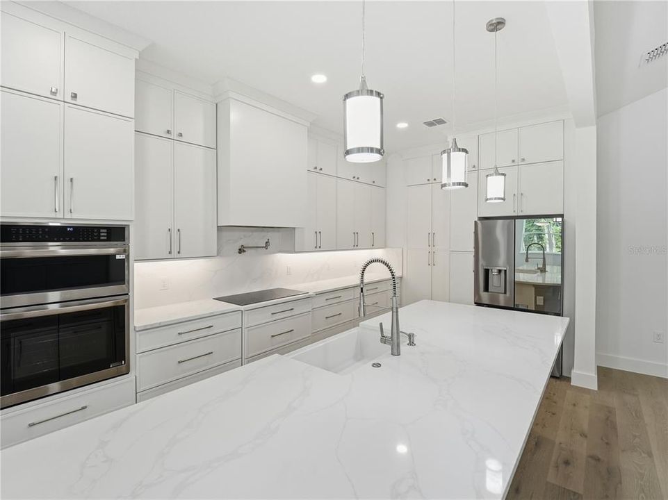 En Venta: $799,000 (4 camas, 2 baños, 2527 Pies cuadrados)