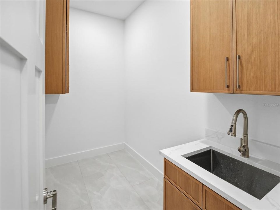 En Venta: $799,000 (4 camas, 2 baños, 2527 Pies cuadrados)