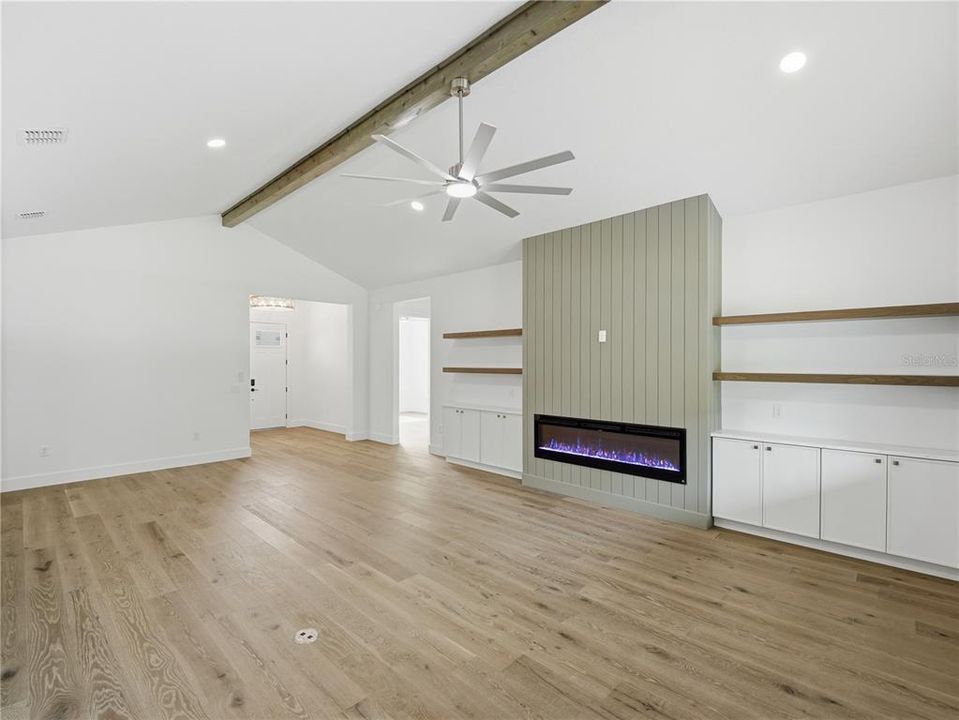 En Venta: $799,000 (4 camas, 2 baños, 2527 Pies cuadrados)