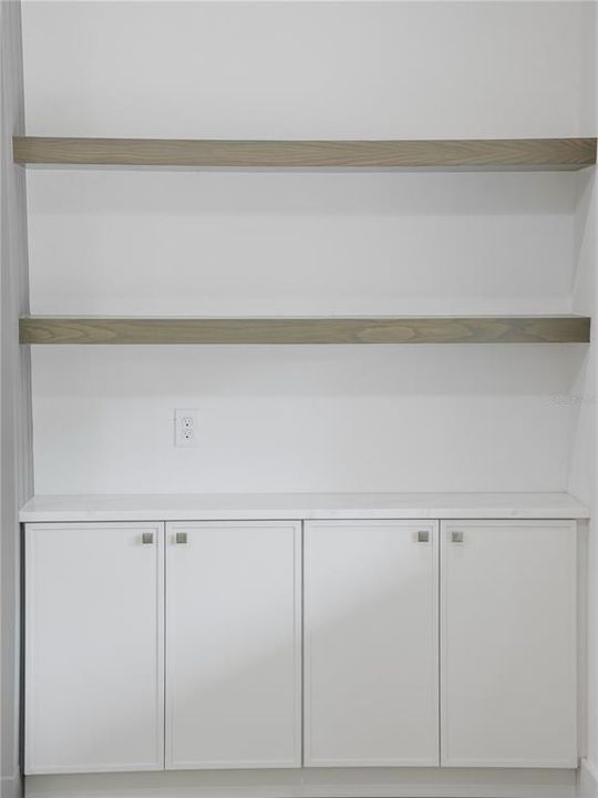 En Venta: $799,000 (4 camas, 2 baños, 2527 Pies cuadrados)