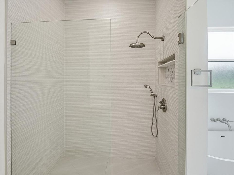 En Venta: $799,000 (4 camas, 2 baños, 2527 Pies cuadrados)