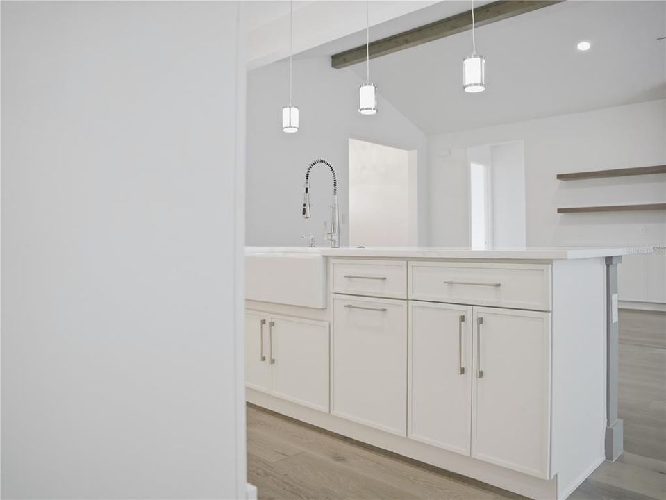 En Venta: $799,000 (4 camas, 2 baños, 2527 Pies cuadrados)