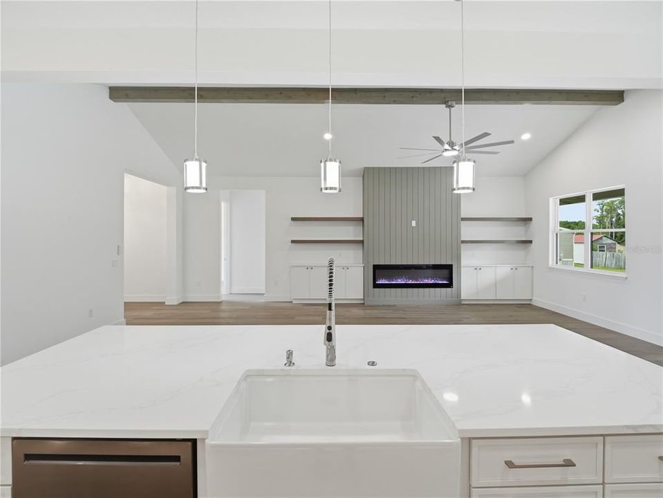 En Venta: $799,000 (4 camas, 2 baños, 2527 Pies cuadrados)