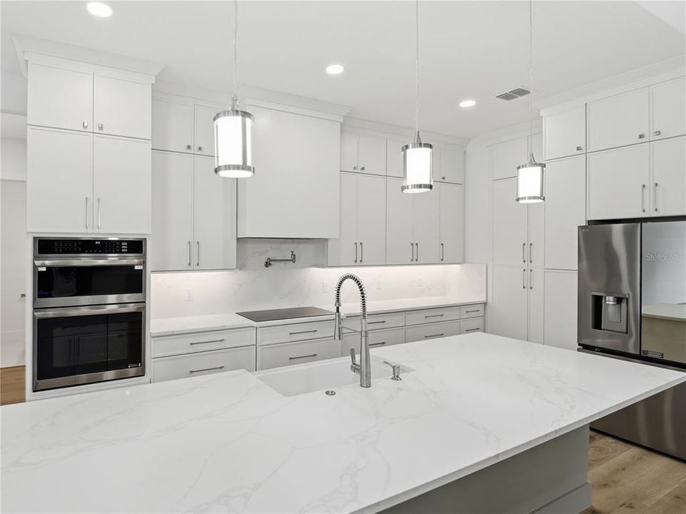 En Venta: $799,000 (4 camas, 2 baños, 2527 Pies cuadrados)