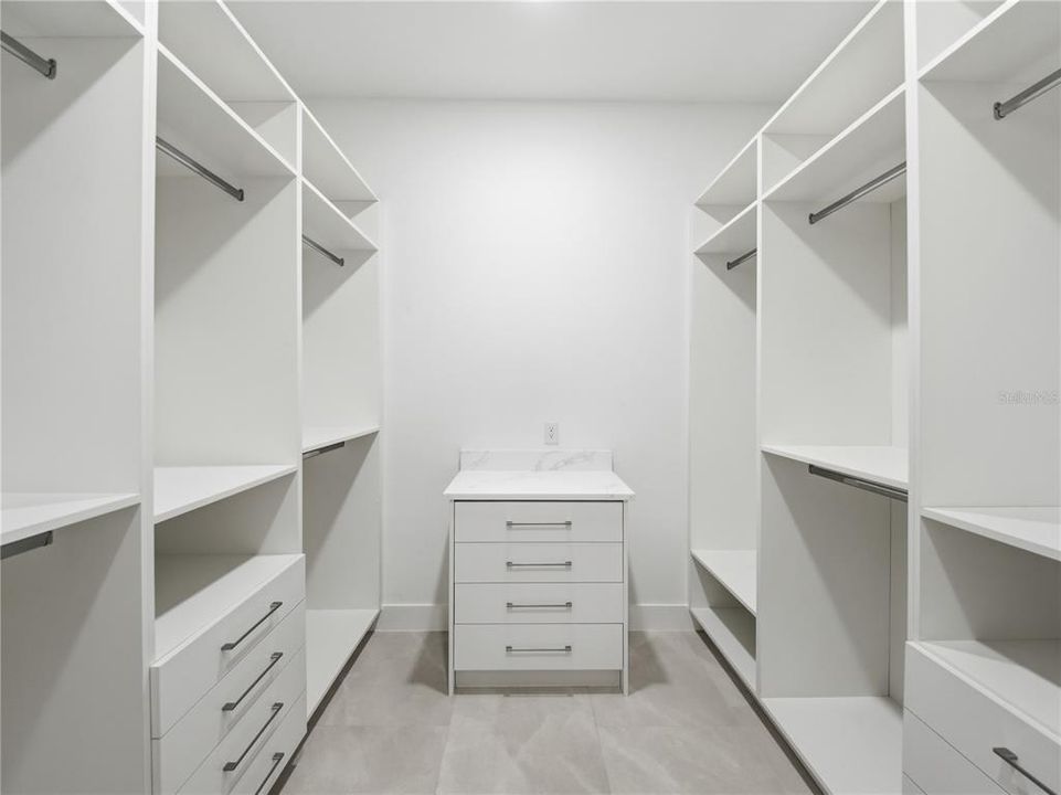 En Venta: $799,000 (4 camas, 2 baños, 2527 Pies cuadrados)