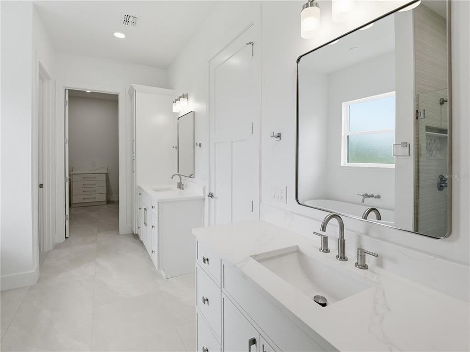 En Venta: $799,000 (4 camas, 2 baños, 2527 Pies cuadrados)