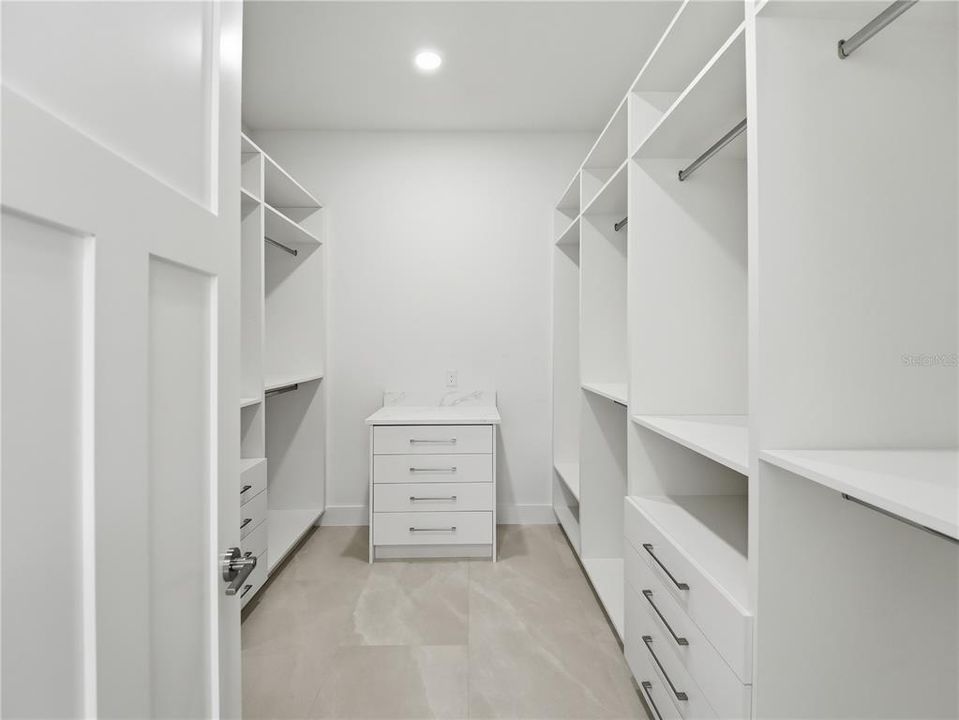 En Venta: $799,000 (4 camas, 2 baños, 2527 Pies cuadrados)