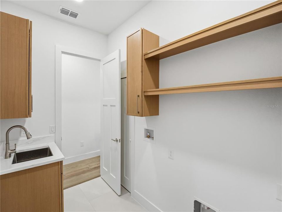 En Venta: $799,000 (4 camas, 2 baños, 2527 Pies cuadrados)