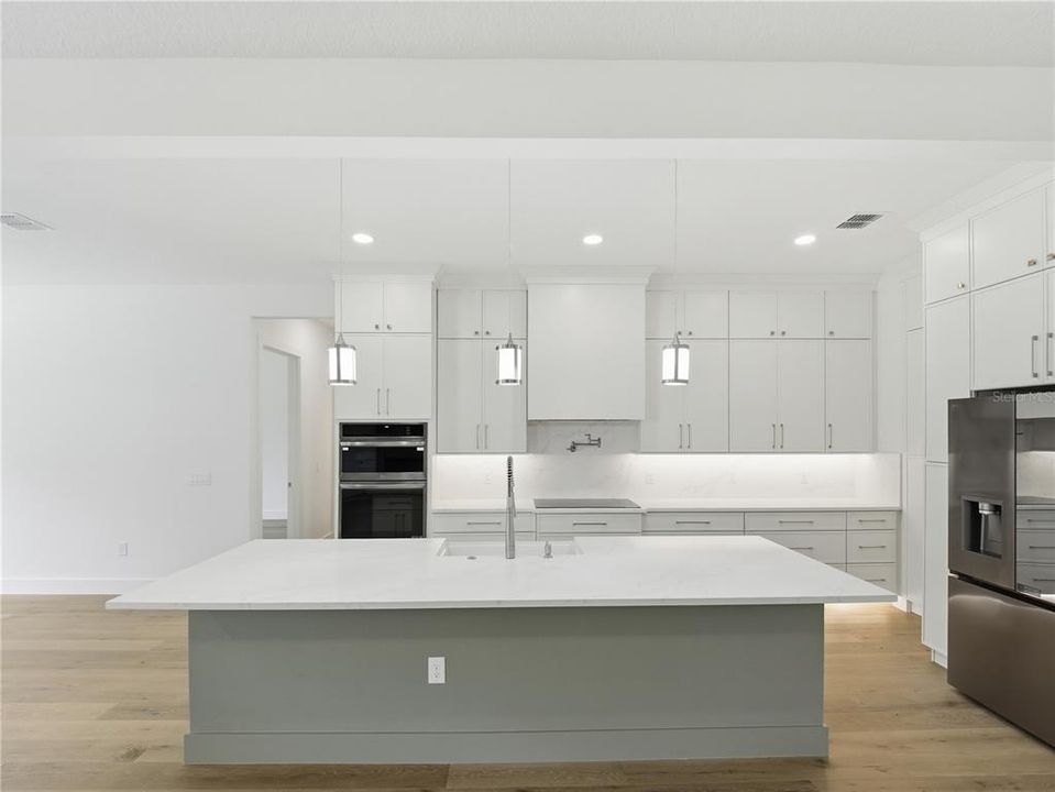 En Venta: $799,000 (4 camas, 2 baños, 2527 Pies cuadrados)