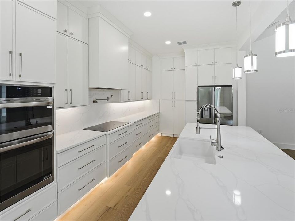 En Venta: $799,000 (4 camas, 2 baños, 2527 Pies cuadrados)