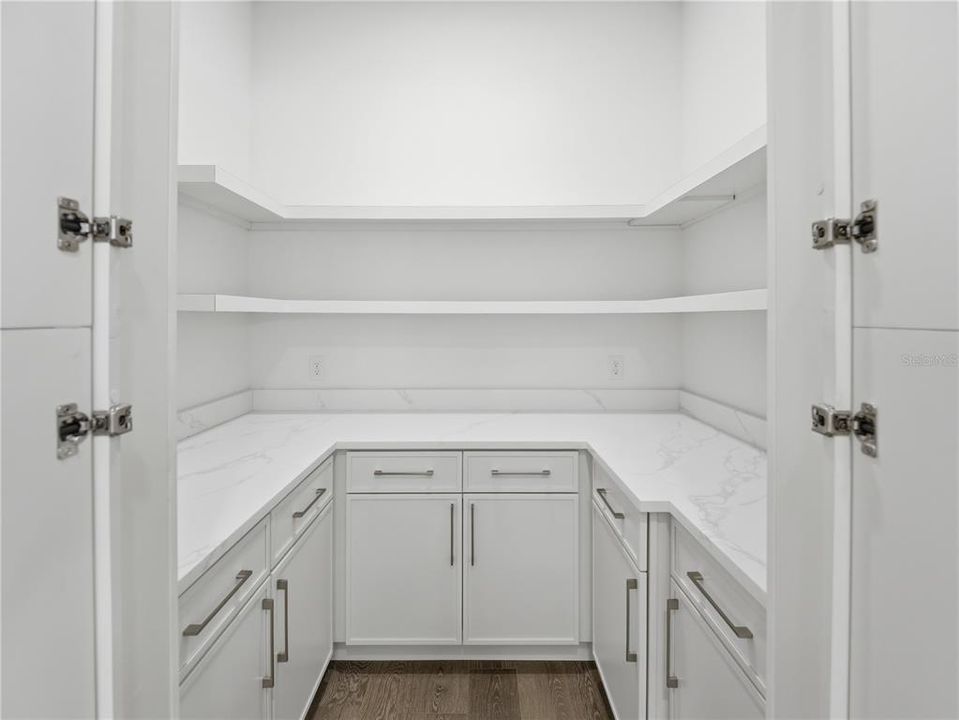 En Venta: $799,000 (4 camas, 2 baños, 2527 Pies cuadrados)