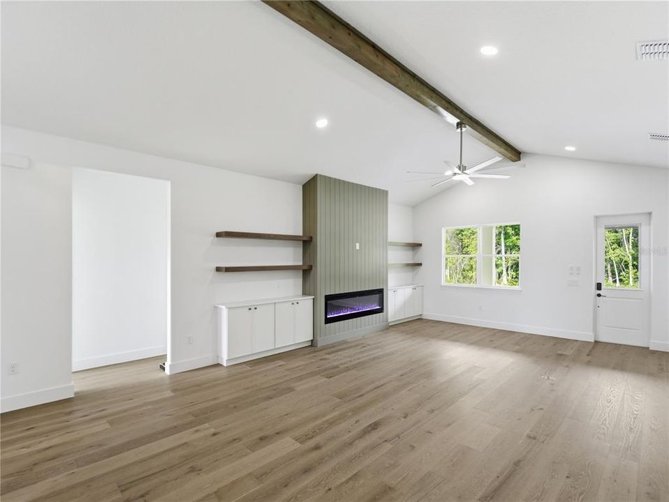 En Venta: $799,000 (4 camas, 2 baños, 2527 Pies cuadrados)