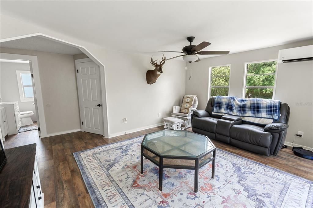 For Sale: $187,000 (2 beds, 1 baths, 930 Square Feet)