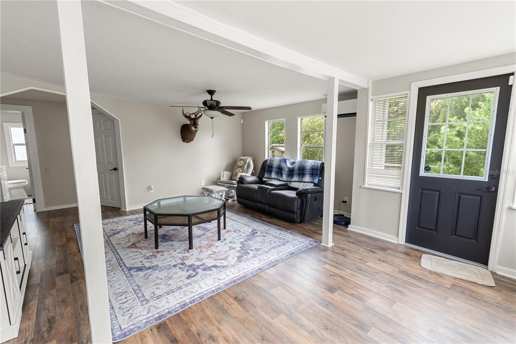 For Sale: $187,000 (2 beds, 1 baths, 930 Square Feet)