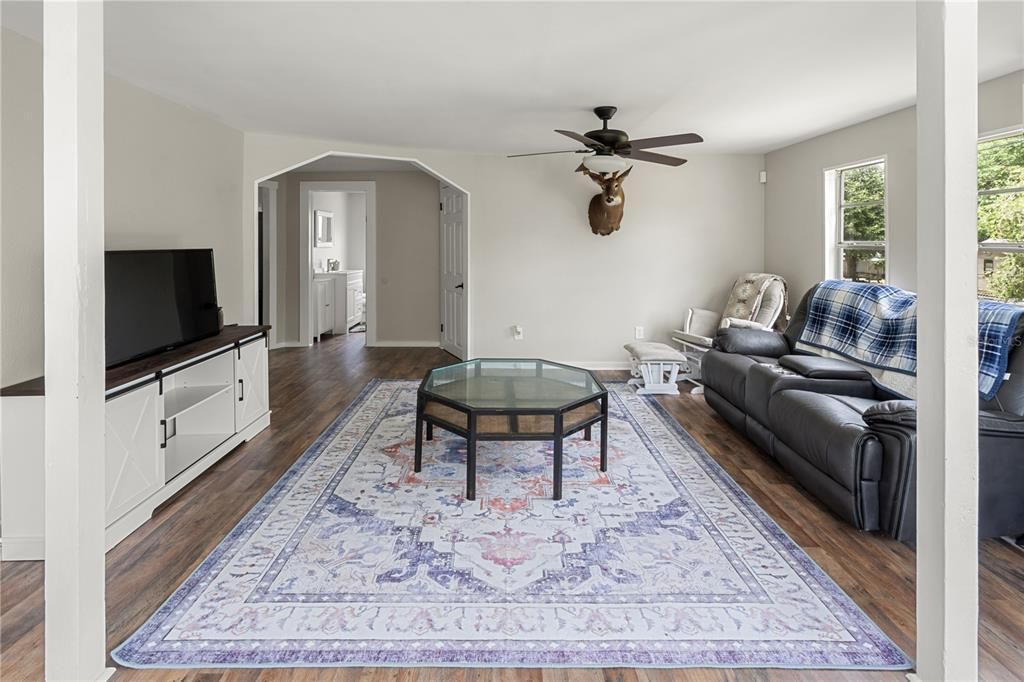 For Sale: $187,000 (2 beds, 1 baths, 930 Square Feet)