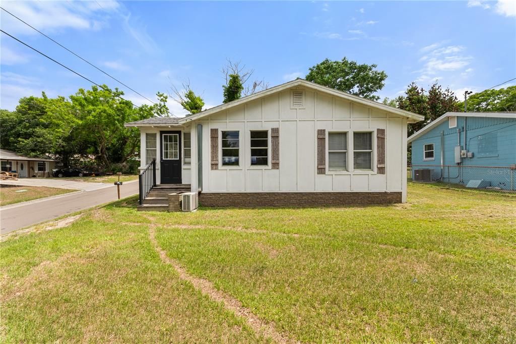 For Sale: $187,000 (2 beds, 1 baths, 930 Square Feet)