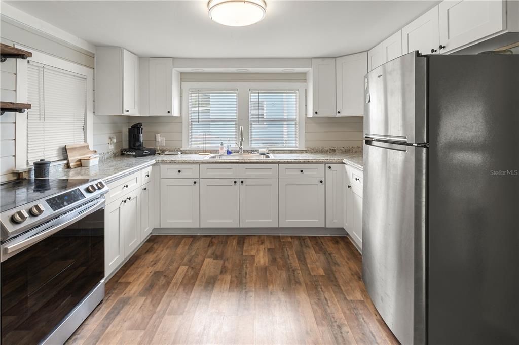 For Sale: $187,000 (2 beds, 1 baths, 930 Square Feet)