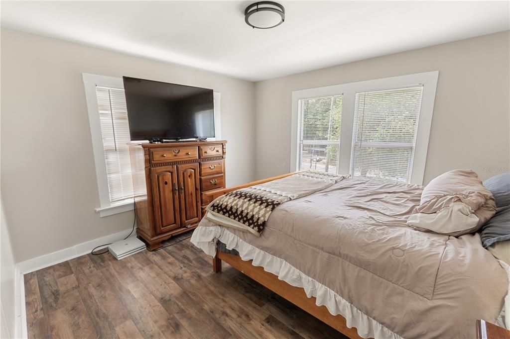 For Sale: $187,000 (2 beds, 1 baths, 930 Square Feet)