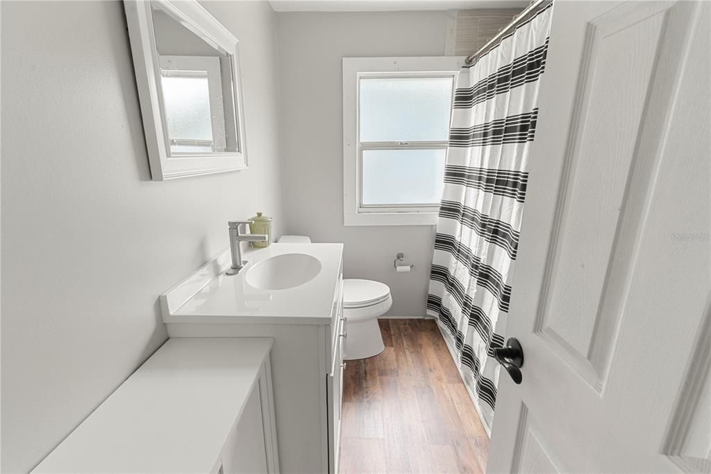For Sale: $187,000 (2 beds, 1 baths, 930 Square Feet)
