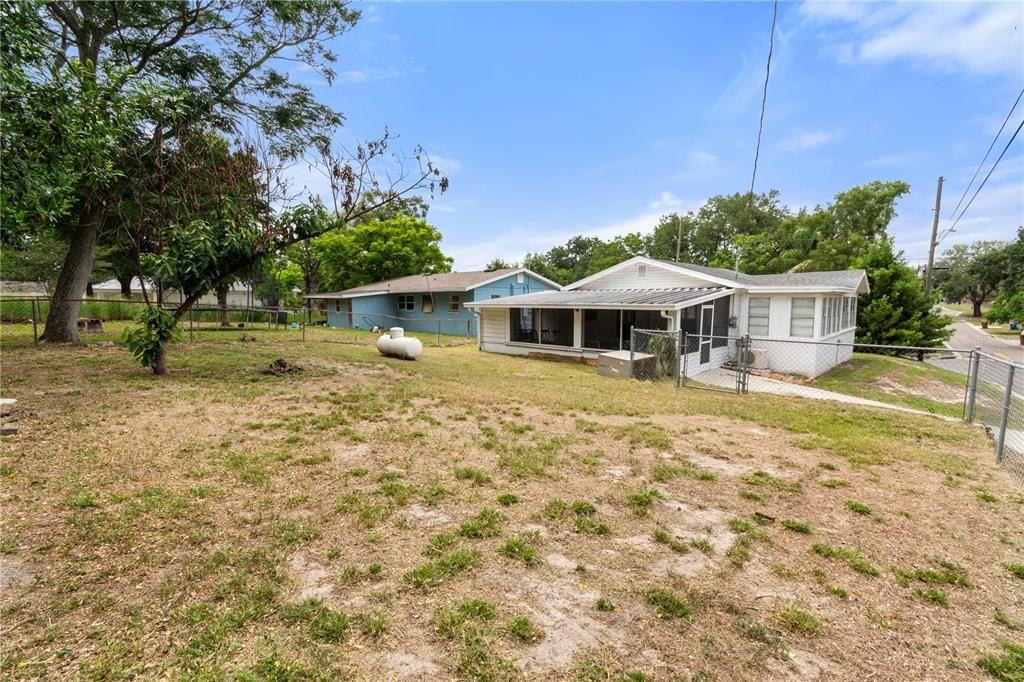 For Sale: $187,000 (2 beds, 1 baths, 930 Square Feet)