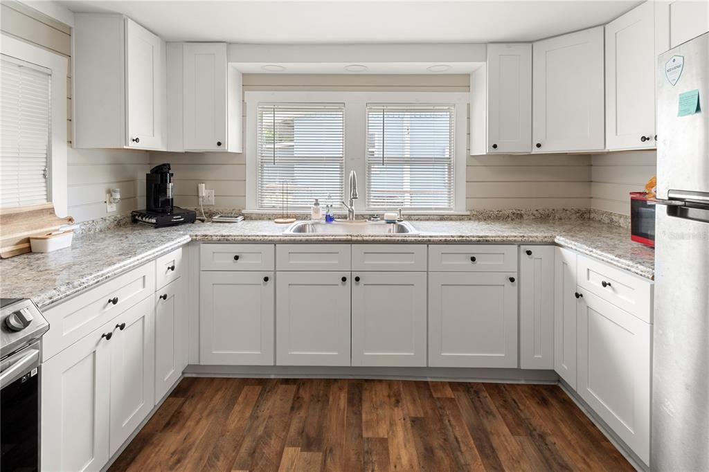 For Sale: $187,000 (2 beds, 1 baths, 930 Square Feet)