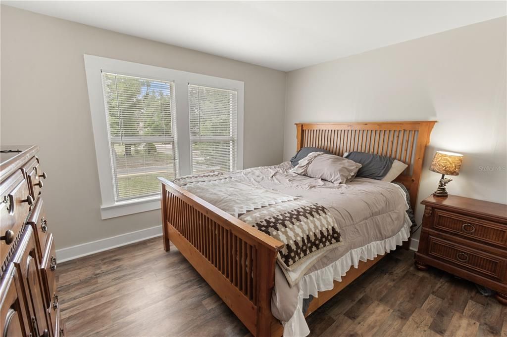 For Sale: $187,000 (2 beds, 1 baths, 930 Square Feet)