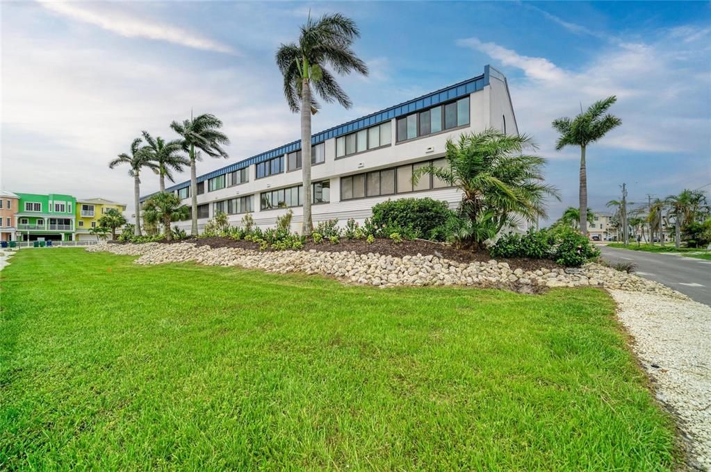For Sale: $725,000 (2 beds, 2 baths, 1349 Square Feet)